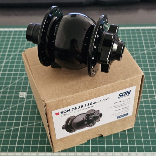 Moyeu Dynamo SON 28 Noir disque axe traversant 15 mm, entraxe 110mm (standard Boost), interface disque 6 trous. Perçage : 32 Trous Référence fabriquant : 383210