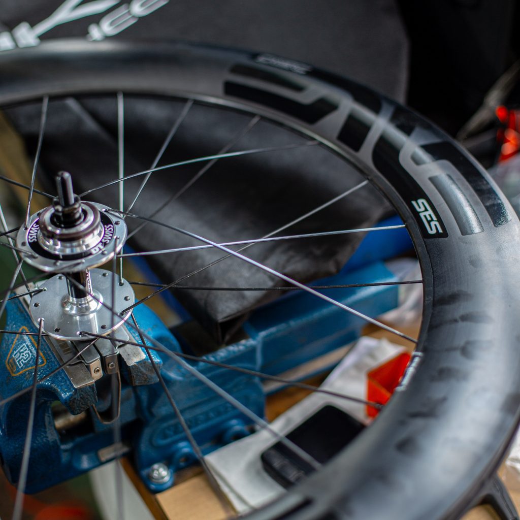 Montage de roues Cycle Service Lyon avec jante ENVE et moyeu de piste DT Swiss 370 Track Argent Rayons Sapim Cx Ray