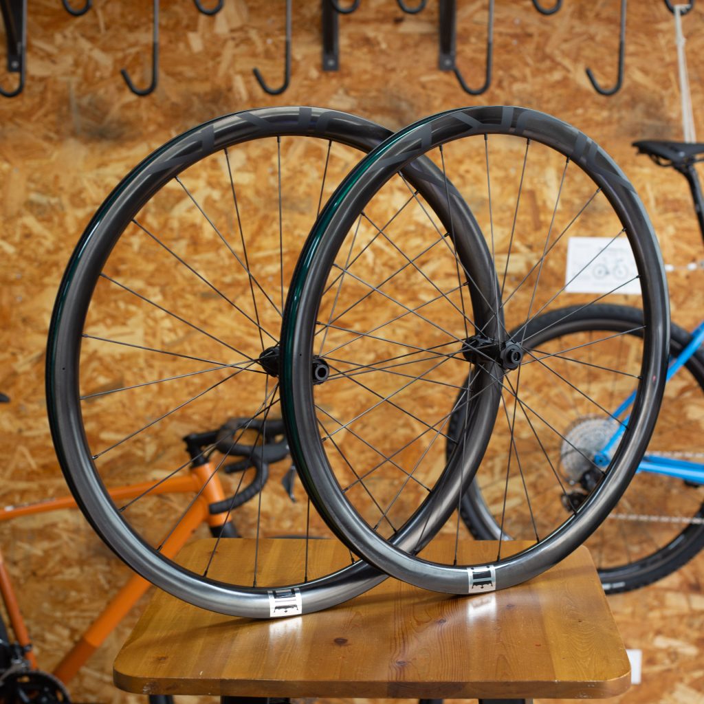 Paire de roues montée pour la Race Across France 2025 avec des Duke Baccara RX , moyeux DT Swiss 180 et Rayons Sapim Cx Ray et Cx Sprint