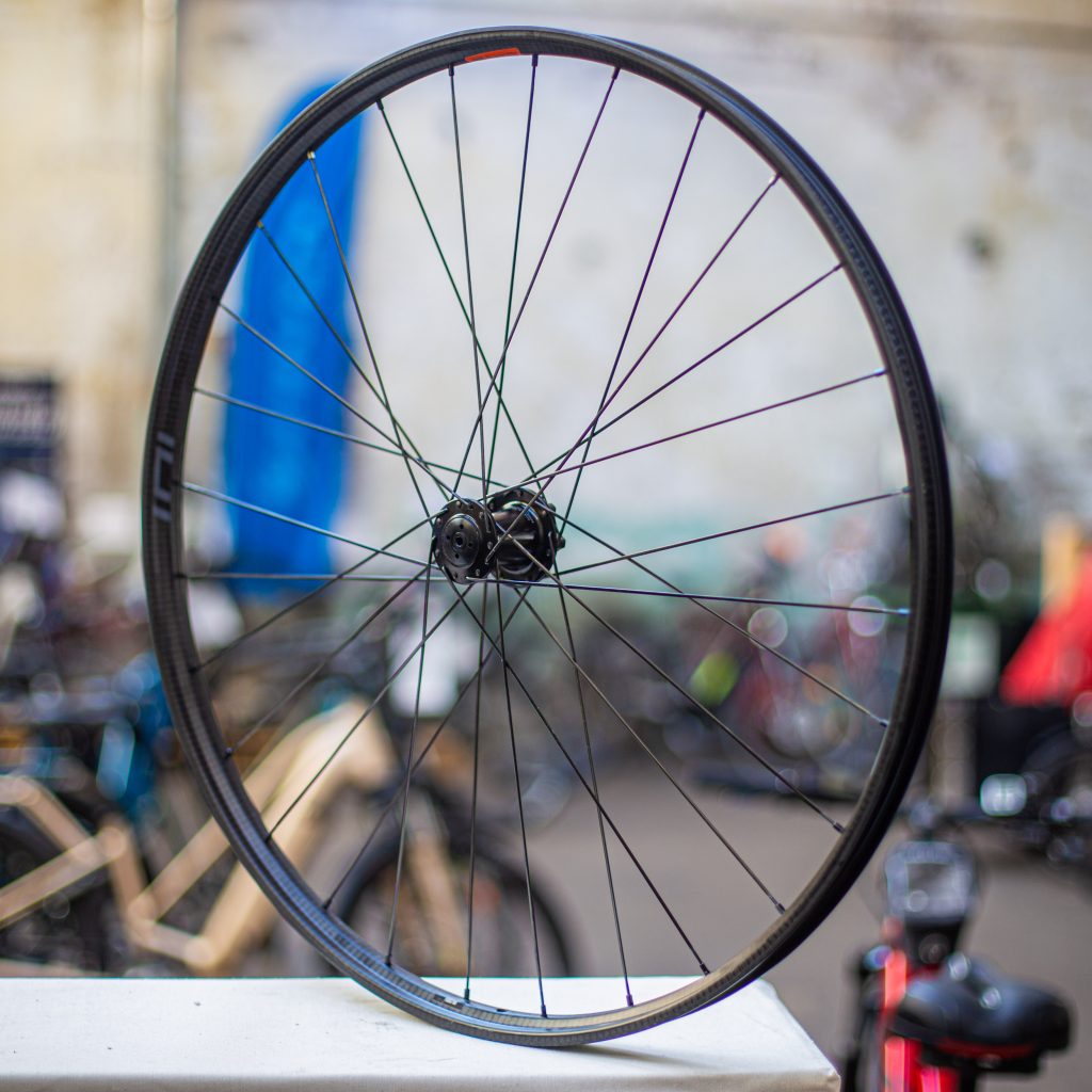 Roue Lefty avec moyeu Aivee et jante Zipp 101 XPLR Carbone