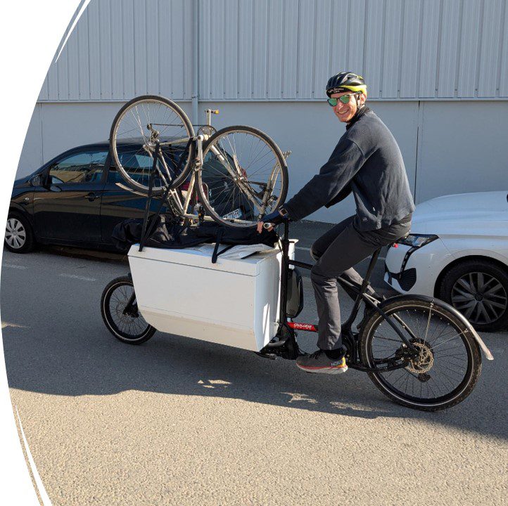 Simon sur le chemin d'une intervention pour la révision de vélos en entreprise