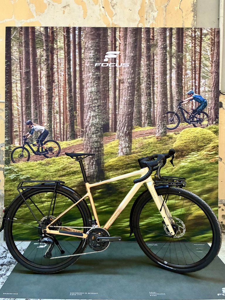 Focus Atlas - Vélo gravel aluminium 6.8 équipé beige / bronze
