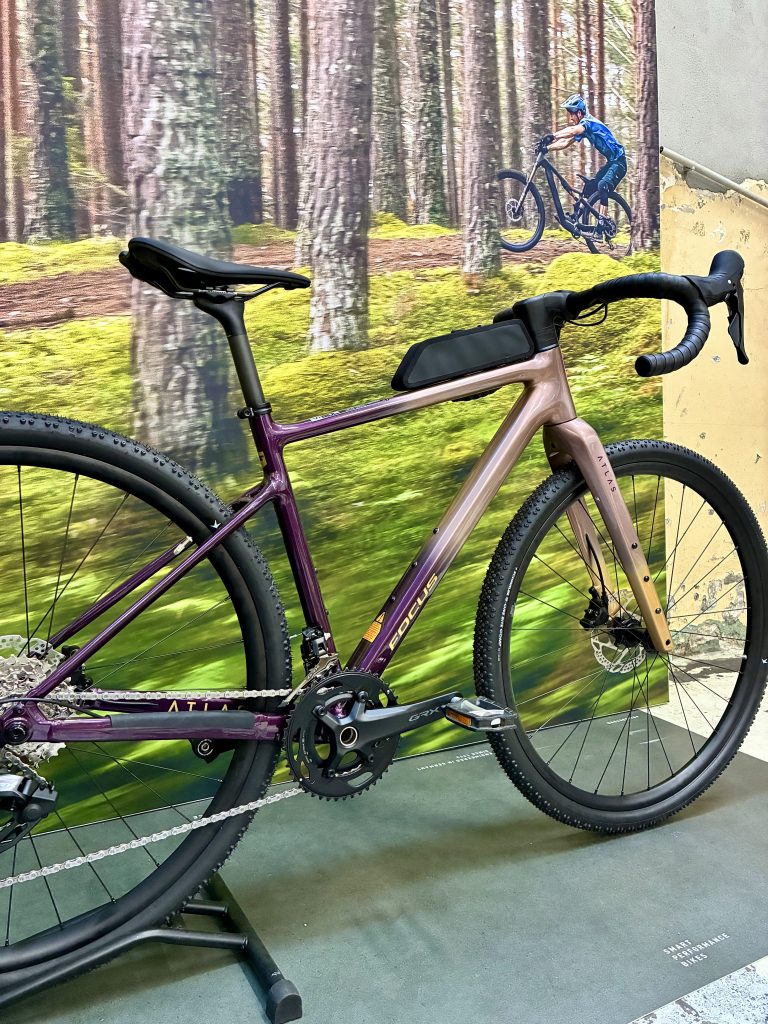 Focus Atlas - Vélo gravel aluminium 6.9 rose gold / violet